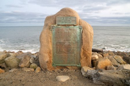 Foto de New Shoreham, RI - US - 16 de septiembre de 2020 Paisaje de Settlers Rock, un monumento que enumera los nombres de los primeros colonos de Block Island en su lugar de desembarco, abril de 1661. - Imagen libre de derechos