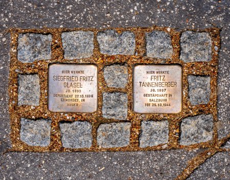 Foto de Salzburgo, AT 7 de junio de 2023 Paisaje vista de dos Stolpersteins o "piedras de tropiezo", una placa de bronce inscrita con el nombre y las fechas de vida de las víctimas de exterminio o persecución nazi - Imagen libre de derechos