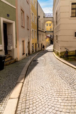 Téléchargez les photos : Passau, Basse-Bavière - DE 6 juin 2023 Vue verticale de l'étroite Innbrckgasse pavée dans la vieille ville de Passau - en image libre de droit