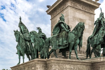 Téléchargez les photos : Budapest, HU 11 juin 2023 Vue rapprochée des Sept Chefs des Magyars, Statues de la colonne, partie du monument du Millénaire dans les Budapests Place des Héros - en image libre de droit