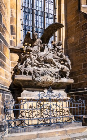 Téléchargez les photos : Prague, Bohême - CZ - 3 juin 2023 Vue horizontale de la statue de Saint Jean de Nepomuk Saint national de la République tchèque situé au mur extérieur sud de la cathédrale Saint-Vitus dans le château de Prague. - en image libre de droit