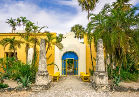 Foto de Fort Lauderdale, FL - US - Feb 7, 2024 Vistas panorámicas de Bonnet House, un museo histórico de la casa en medio de un exuberante paraíso tropical, adornado con floraciones vibrantes y follaje verde - Imagen libre de derechos