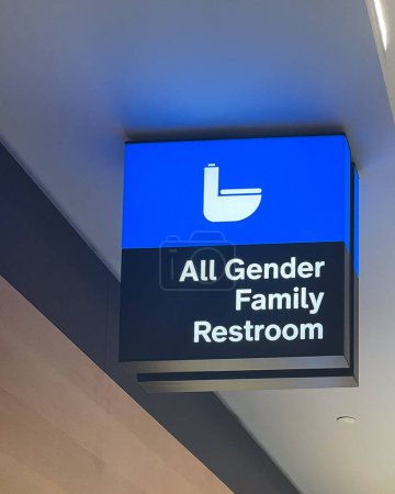 Téléchargez les photos : Newark, NJ - États-Unis - 10 févr. 2024 Vue de l'intérieur d'un panneau pour des toilettes familiales pour tous les sexes au terminal moderne A des aéroports internationaux de Newark. Design spacieux et inclusif pour tous les voyageurs - en image libre de droit