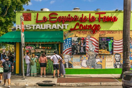 Foto de Miami, FL - US - Feb 10, 2024 Turistas a un paso de la ventana pidiendo comida en el vibrante restaurante y salón La Esquina de la Fama en la calle Ocho en Little Havana. - Imagen libre de derechos
