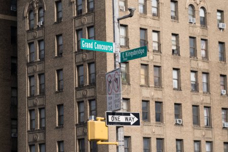 Téléchargez les photos : Bronx, NY - US - MAR 10, 2024 Panneau emblématique de New York pour l'intersection de Kingsbridge Road et du Grand Concourse dans le quartier Fordham du Bronx. - en image libre de droit