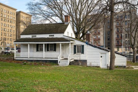 Téléchargez les photos : Bronx, NY - US - MAR 10, 2024 Le Poe Cottage est l'ancienne demeure de l'écrivain américain Edgar Allan Poe. Il est situé sur Kingsbridge Road et le Grand Concourse dans le quartier Fordham du Bronx. - en image libre de droit