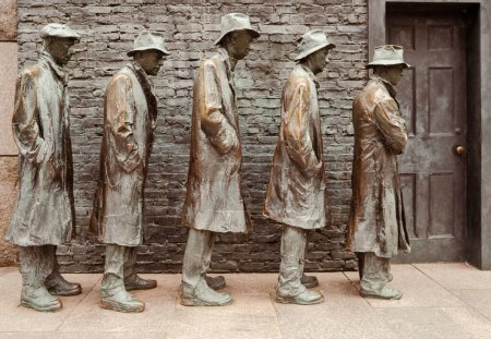 Foto de Washington DC - Estados Unidos - Mar 22, 2024 Una escultura que representa a la gente esperando en una fila de pan de la Gran Depresión, una parte del Memorial Franklin Delano Roosevelt, ubicado en la Cuenca Mareal. - Imagen libre de derechos