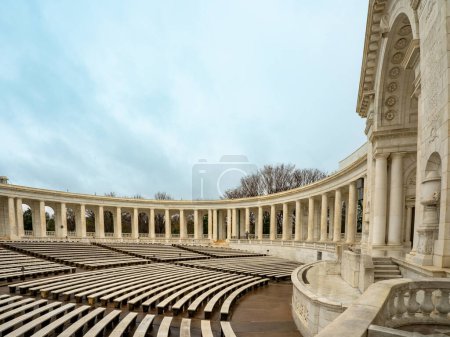 Foto de Arlington, VA US Mar 23, 2024 Amplio ángulo del Anfiteatro Memorial, un anfiteatro al aire libre, sala de exposiciones y capilla no sectaria ubicado en el Cementerio Nacional de Arlington - Imagen libre de derechos
