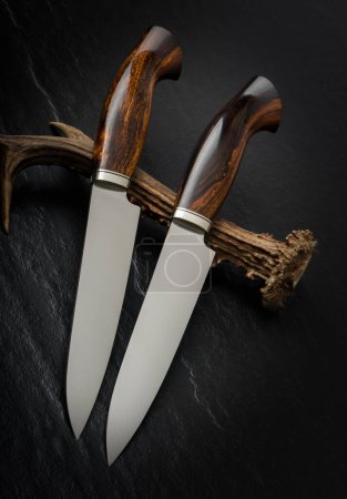 Téléchargez les photos : Couteau de chasse fait à la main sur fond noir. - en image libre de droit