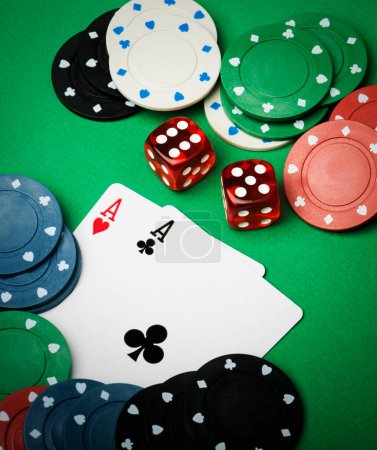 Téléchargez les photos : Jouer aux cartes, dés et jetons de poker d'en haut sur la table de poker verte - en image libre de droit