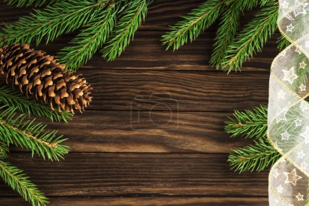 Foto de Fondo de madera de Navidad con ramas de pino verde y cono. - Imagen libre de derechos
