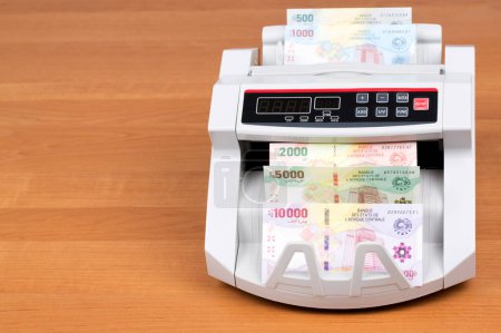 Téléchargez les photos : Argent des États d'Afrique centrale - Francs dans la machine de comptage - en image libre de droit