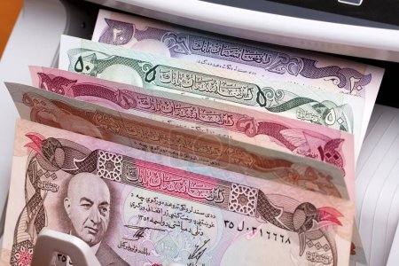Altes afghanisches Geld - Afghanen im Zählautomaten
