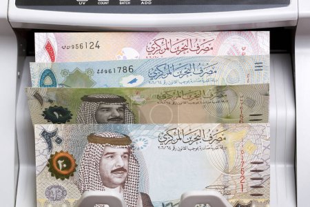 Bahrainisches Geld - Dinar in einer Zählmaschine