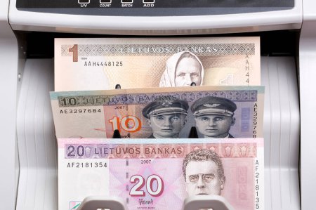 Dinero lituano - litas en una máquina contadora