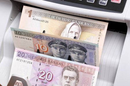 Dinero lituano - litas en una máquina contadora