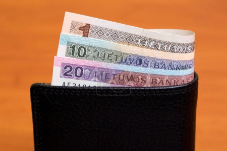 Dinero lituano - litas en la billetera negra