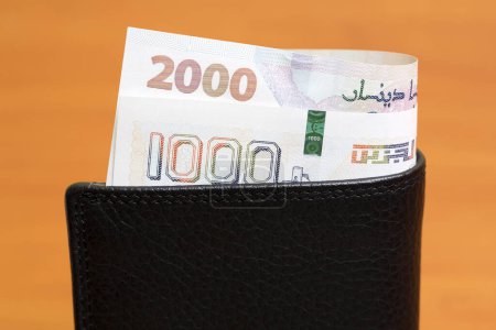 Argent algérien - dinar dans le portefeuille noir
