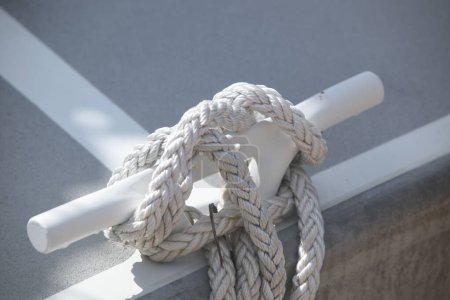 Téléchargez les photos : Borne d'amarrage en acier inoxydable avec corde nouée montée sur le pont - en image libre de droit