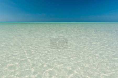 Foto de Vista panorámica de un mar de aguas cristalinas con arena blanca en el Caribe contra el cielo azul, México - Imagen libre de derechos