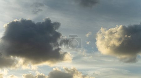 Une scène de ciel tranquille avec des nuages orange doux sur fond bleu clair. affaire arrière-plan écran vertical