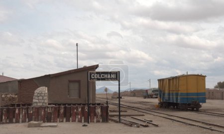 Téléchargez les photos : Gare ferroviaire de Colchani le long de la bordure orientale des plaines salées de Bolivie. - en image libre de droit