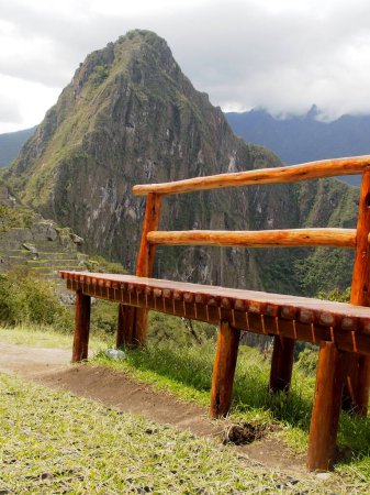 Foto de Bancos y senderos se han establecido alrededor de las zonas más visitadas de Machu Picchu para dar cabida a turistas de casi todas las edades. - Imagen libre de derechos