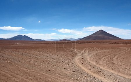 Foto de Empty tack crossing the wonderous landscapes, skies and mountains of the Altiplano in the high Andes of southwestern Bolivia - Imagen libre de derechos