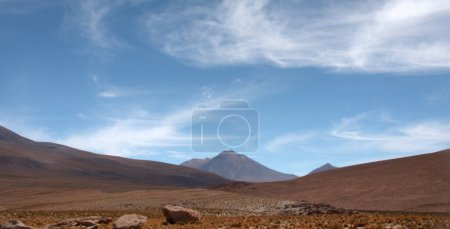 Foto de Vista of trails, wonderous landscapes, skies and mountains across the Altiplano in the high Andes of southwestern Bolivia - Imagen libre de derechos