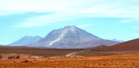 Foto de Vista de senderos, paisajes maravillosos, cielos y montañas a través del Altiplano en los altos Andes del suroeste de Bolivia - Imagen libre de derechos