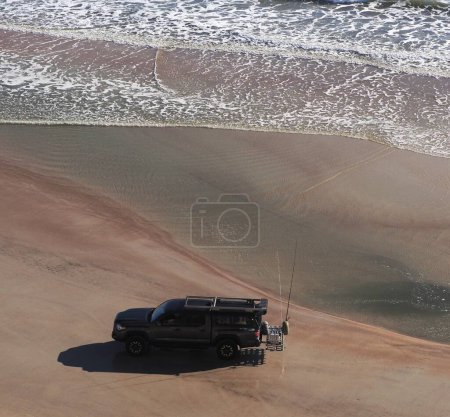 Foto de Pesca en camión.... un pescador utiliza su camión ligero bien equipado para viajar por las playas de Florida. - Imagen libre de derechos