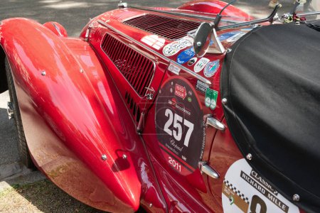 Téléchargez les photos : Gros plan sur une Alfa Romeo 6C 2500 Super Sport Corsa rouge de 1939. Partie avant, vue sur le capot et un garde-boue. En plein air, lumière du soleil. - en image libre de droit