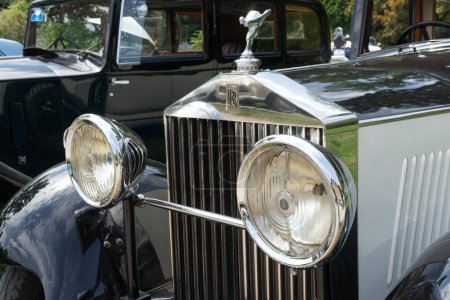 Téléchargez les photos : Rolls Royce HP 20 / 25 de 1933 avec la mascotte Flying Lady exposée au cours de la 46. réunion internationale Oldtimer à Baden-Baden, Allemagne, 2023. En arrière-plan, une Rolls Royce noire HP 20 / 25 de 1934. - en image libre de droit