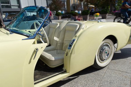 Téléchargez les photos : Kaiser Darrin Roadster automobile de 1954. Vue sur la porte coulissante et les sièges. Baden-Baden Classics 2023 événement, Allemagne. - en image libre de droit