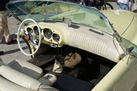 Téléchargez les photos : Kaiser Darrin roadster convertible à partir de 1954. Vue sur la porte coulissante, le volant et le tableau de bord rembourré. Automobile exposée lors des Baden-Baden Classics 2023 en Allemagne. - en image libre de droit