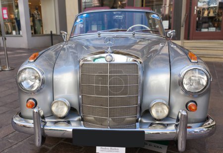 Téléchargez les photos : Mercedes-Benz 220 S cabriolet à partir de 1959. Devant la voiture avec les feux de voiture et l'emblème et le logo de l'étoile à trois branches. Baden-Baden Classics événement 2023 en Allemagne. - en image libre de droit