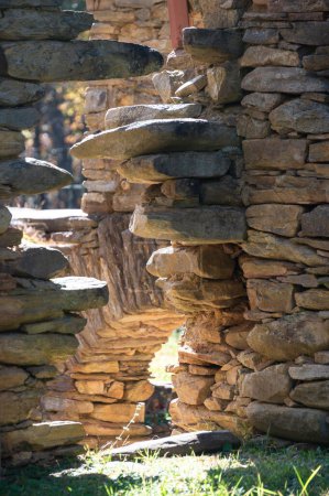 Foto de Las ruinas de una antigua casa construida con piedra y piedra - Imagen libre de derechos