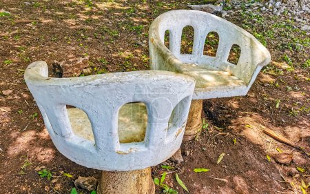 Foto de Artísticamente curvado banco de piedra en el parque de la ciudad en Playa del Carmen Quintana Roo México. - Imagen libre de derechos