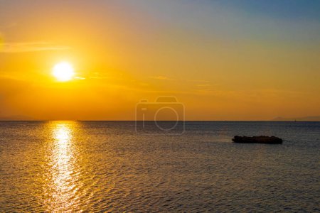 Téléchargez les photos : Incroyablement beau coucher de soleil coloré et doré lever de soleil à Voula Vouliagmeni Attica Grèce. - en image libre de droit