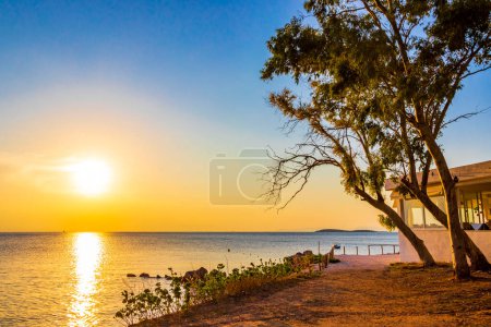 Téléchargez les photos : Incroyablement beau coucher de soleil coloré et doré lever de soleil à Voula Vouliagmeni Attica Grèce. - en image libre de droit
