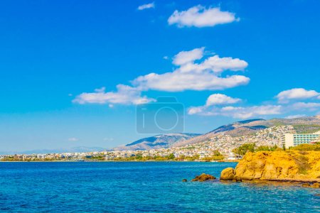 Hermosa playa y bahía de Kavouri con agua azul turquesa y naturaleza en Voula Vouliagmeni Attica Grecia.
