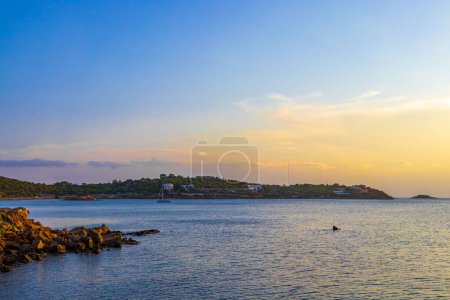 Téléchargez les photos : Belle plage et baie de Kavouri avec eau bleue turquoise et nature à Voula Vouliagmeni Attica Grèce. - en image libre de droit