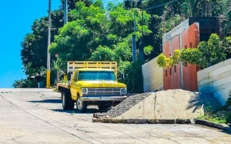 Foto de Varios camionetas mexicanas 4x4 Off-road en Puerto Escondido zicatela Oaxaca México. - Imagen libre de derechos