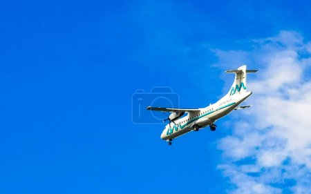 Téléchargez les photos : Avion vole à travers les nuages avec un ciel bleu à Puerto Escondido zicatela Oaxaca Mexique. - en image libre de droit