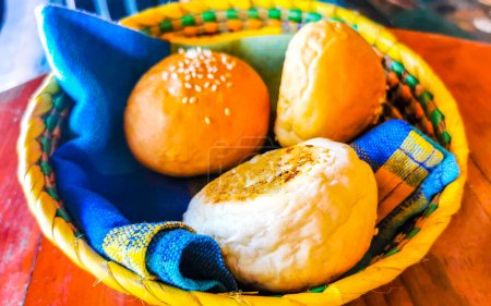 Foto de Deliciosos bollos redondos con semillas de sésamo sobre mesa de madera en El Cafecito en Zicatela Puerto Escondido México. - Imagen libre de derechos