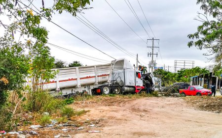 Téléchargez les photos : Crass dangereux accident de camion à Playa del Carmen Quintana Roo Mexique. - en image libre de droit