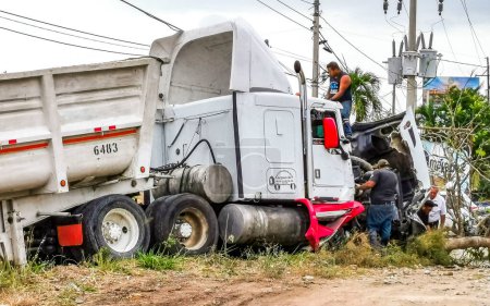 Téléchargez les photos : Crass dangereux accident de camion à Playa del Carmen Quintana Roo Mexique. - en image libre de droit