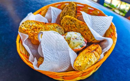 Foto de Deliciosos bollos redondos con semillas de sésamo sobre mesa azul en El Cafecito en Zicatela Puerto Escondido México. - Imagen libre de derechos