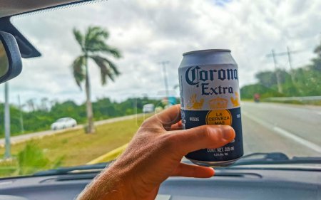 Téléchargez les photos : Corona Beer peut en main lors de la conduite d'une voiture dans Cancun Quintana Roo Mexique. - en image libre de droit