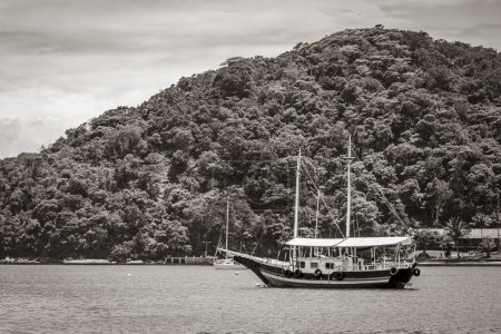 Téléchargez les photos : Vieille image en noir et blanc de bateaux et excursions en bateau de la plage d'Abraao Ilha Grande Angra dos Reis Rio de Janeiro Brésil. - en image libre de droit